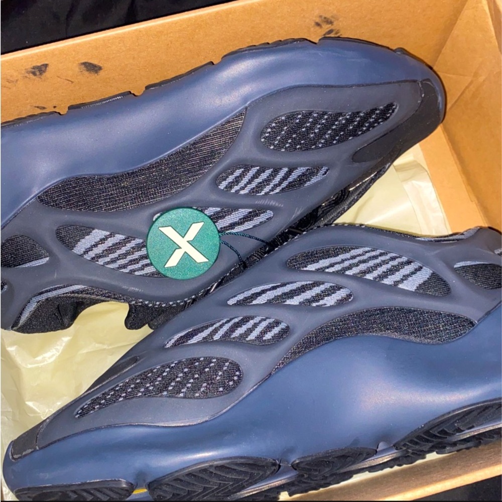 black yeezy 700 size 9
